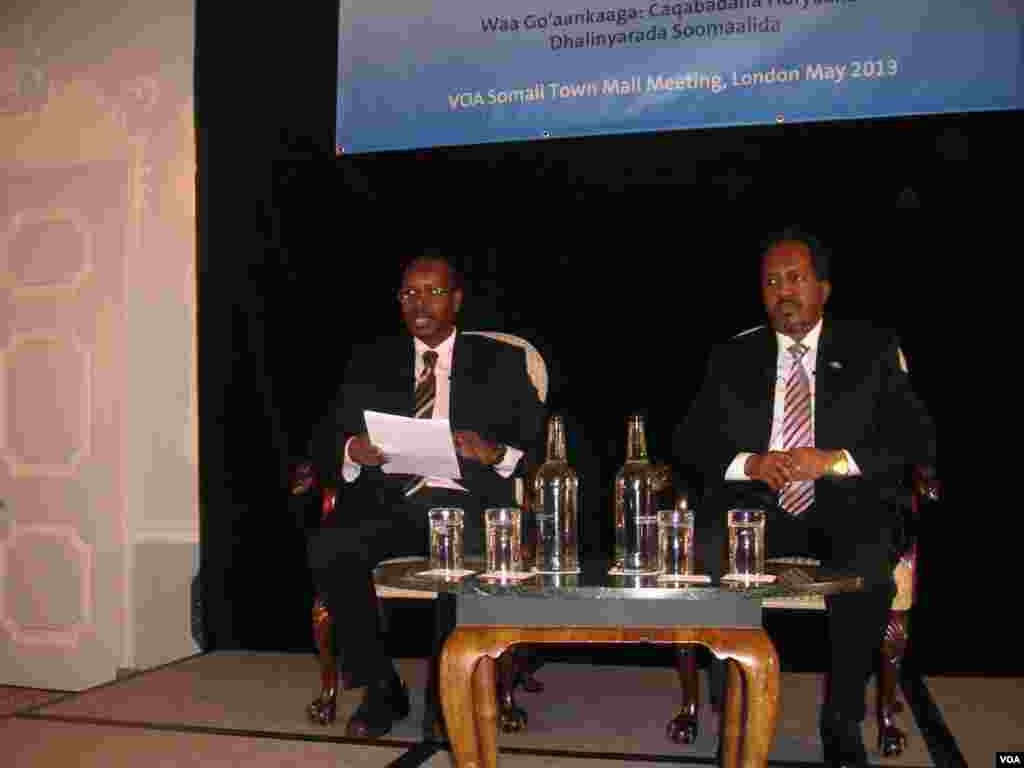 Madaxweyne Xasan Shiikh oo marti ku ah barnaamijka dhalinyarada ee "Waa Go'aankaaga"&nbsp; iyo Haruun Macruuf oo ka tirsan VOA oo Barnaamijka Daadihinaya.