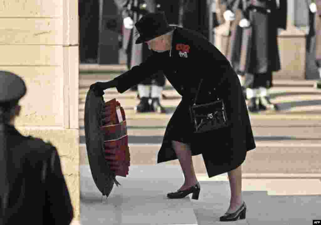 Nữ hoàng đặt vòng hoa nhân Ngày Chủ Nhật Tưởng Niệm ở London, tháng 11, 2011. (Reuters)