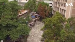 کچرے میں ڈھکی بہتی ندی