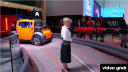 Linda Jackson, Direktur Utama Citroen meninjau stand perusahaannya dalam suatu pameran otomotif. (Foto: videograb/VOA Video)