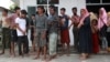 Pengungsi Rohingya tiba di tempat penampungan sementara, setelah mereka mendarat di pantai Labu Pekan di Deli Serdang, provinsi Sumatera Utara, 24 Oktober 2024. (Antara Foto/Yudi Manar/via REUTERS)