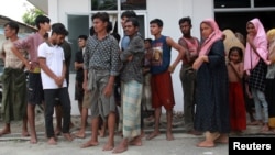 Pengungsi Rohingya tiba di tempat penampungan sementara, setelah mereka mendarat di pantai Labu Pekan di Deli Serdang, provinsi Sumatera Utara, 24 Oktober 2024. (Antara Foto/Yudi Manar/via REUTERS)