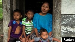 Klaudija Mekin, majka Džeklin Kol Mekin, sa svoje preostalo troje dece, u kući u Gvatemali, 15. decembra 2018. (Foto: Reuters)