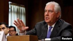 Menteri Luar Negeri Amerika Rex Tillerson memberikan keterangan di depan komisi Senat AS di Washington, D.C., Selasa (13/6). 