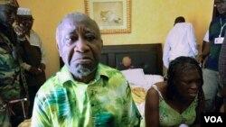 El saliente presidente de Costa de Marfil, Laurent Gbagbo y su esposa Simone en el Hotel Golf en Abidjan, tras ser capturados.