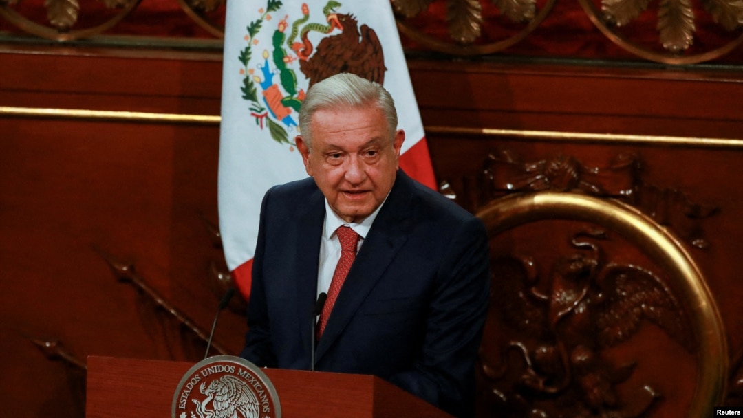 ARCHIVO - El presidente de México, Andrés Manuel López Obrador, captado durante presentación de paquete de reformas constitucionales, incluidas las relativas al poder judicial, el sistema electoral, los salarios y las pensiones, el 5 de febrero de 2024.