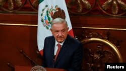 ARCHIVO - El presidente de México, Andrés Manuel López Obrador, pronuncia un discurso, en el Palacio Nacional de la Ciudad de México, México, el 5 de febrero de 2024.