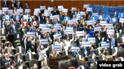 Un grupo de congresistas protesta en la toma de posesión del nuevo presidente de México, Andrés Manuel López Obrador.