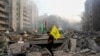 Foto ilustrasi yang menunjukkan seorang pria mengibarkan bendera Hizbullah di reruntuhan gedung apartemen di Lebanon pada 1 November 2024. (Foto: AFP/Hassan Ammar)