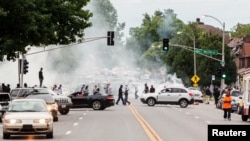 19일 미국 미주리주 세인트루이스 시에서 흑인 청년 총격 사망에 대한 항의 시위가 벌어져 경찰과 시위대가 충돌했다.
