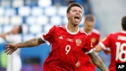 Fedor Smolov jubile après le deuxième but de la Russie en match d’ouverture de la Coupe des Confédérations contre la Nouvelle-Zélande au stade de St Petersburg, Russie, 17 janvier 2017.