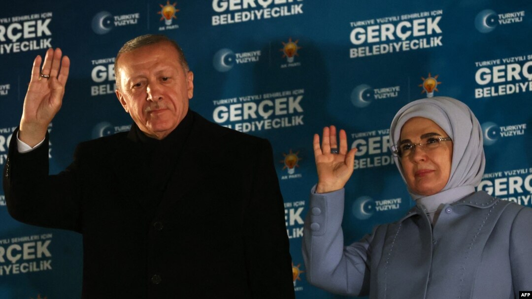 Cumhurbaşkanı Erdoğan, seçim gecesi balkon konuşmasını yaparken bu kez yanında sadece eşi Emine Erdoğan vardı.