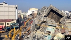 Gedung apartemen besar di kota Tainan, Taiwan yang ambruk akibat gempa bumi 9 Februari lalu (foto: dok).