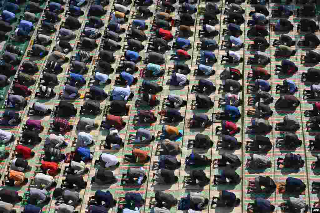 Kashmiri Muslims offer Friday prayers on the banks of the Jhelum River while maintaining social distancing as a preventative measure against COVID-19, in Srinagar, India. (AFP)
