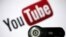 人與人在YouTube視頻間交流。