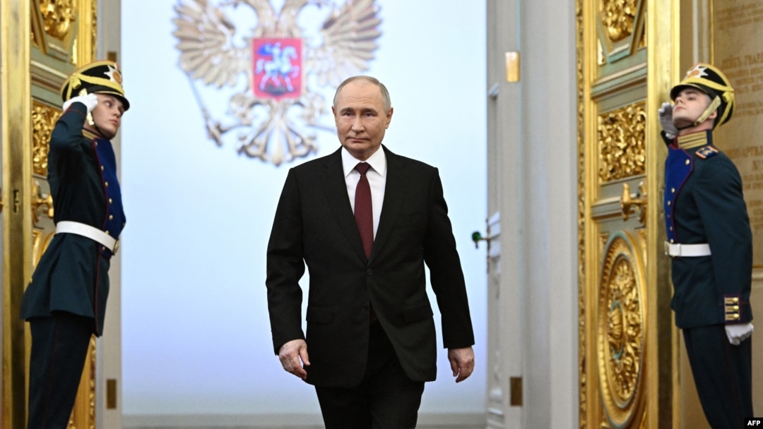 Ruski predsednik Vladimir Putin ulazi u svečanu salu tokom svoje inauguracije za novi mandat predsednika, na fotografiji ruske državne agencije Sputnjik, u Kremlju, Moskva, 7. maja 2024.