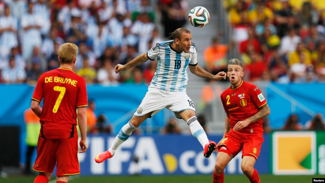 Pemain Argentina Rodrigo Palacio menyundul bola di antara pemain Belgia Kevin De Bruyne (kiri) dan Toby Alderweireld dalam pertandingan perempat final Piala Dunia 2014 di stadion nasional Brasilia di Brasilia 5 Juli 2014.