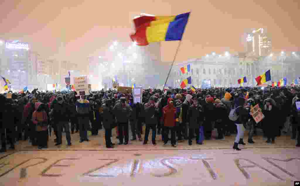 تظاهرات در رومانی همچنان ادامه دارد.&nbsp;معترضان علیه لغو اصلاحات ضد فساد اعتراض می&zwnj;&zwnj;کنند. &nbsp; بخارست، پایتخت رومانی. 
