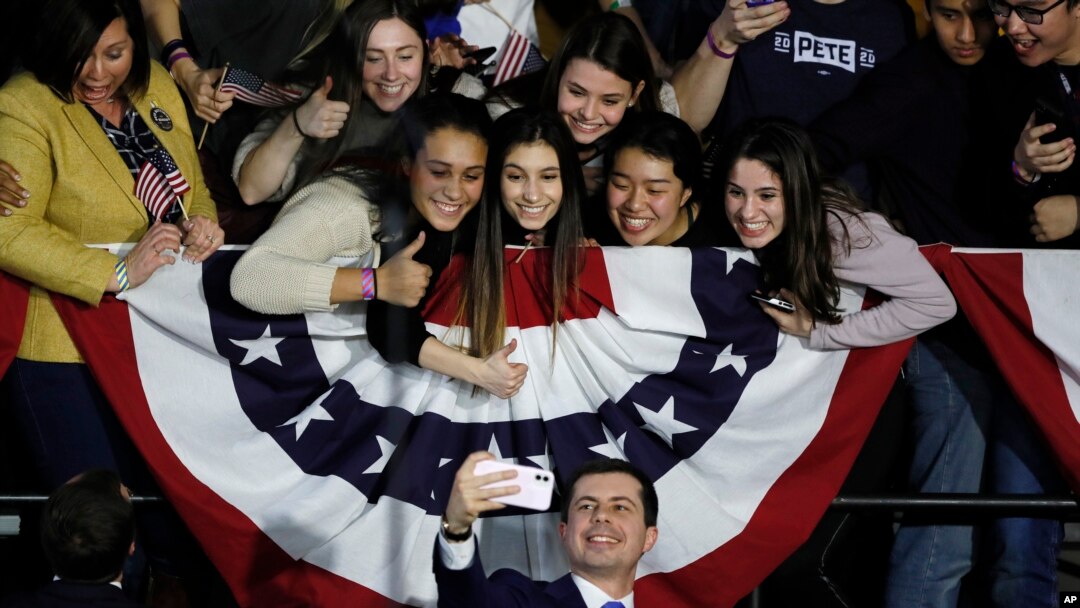 Kandidat capres Demokrat, mantan wali kota South Bend, Indiana., Pete Buttigieg, berswafoto dengan para pendukungnya dalam kampanye malam kaukus di Des Moines, Iowa, Senin, 3 Februari 2020. (Foto: AP)