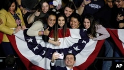 Kandidat capres Demokrat, mantan wali kota South Bend, Indiana., Pete Buttigieg, berswafoto dengan para pendukungnya dalam kampanye malam kaukus di Des Moines, Iowa, Senin, 3 Februari 2020. (Foto: AP)