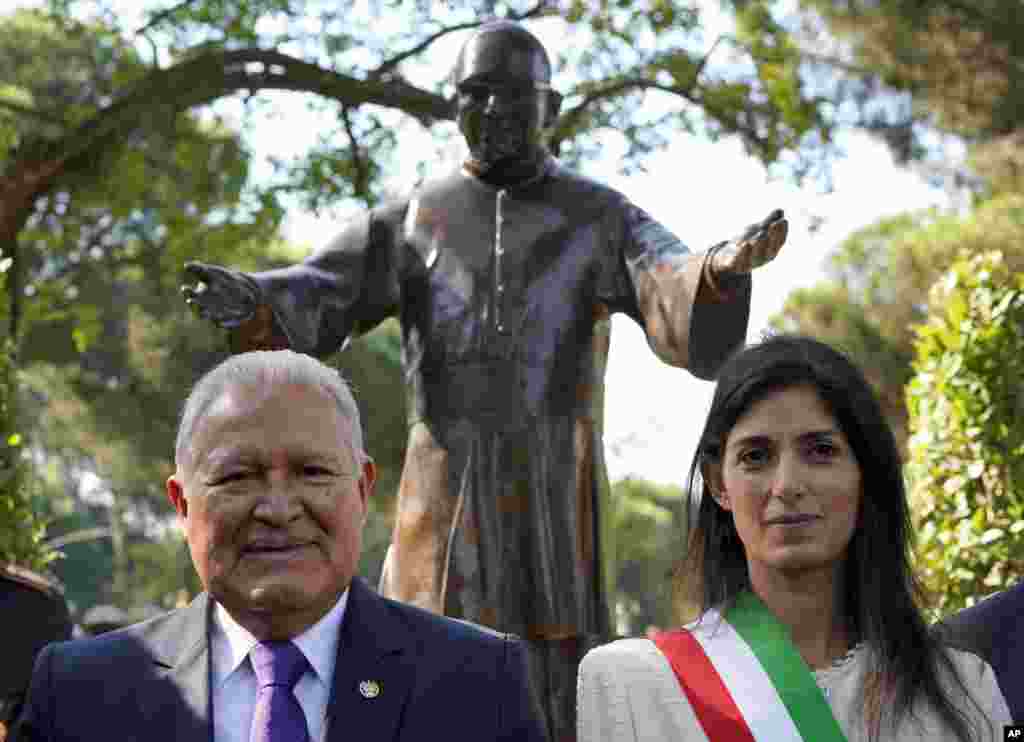 El presidente de El Salvador, Salvador Sánchez Cerén, a la izquierda, y la alcaldesa de Roma, Virginia Raggi, posan tras desvelar una estatua del martirizado arzobispo salvadoreño Oscar Romero, en Roma, el sábado 13 de octubre de 2018. El Papa Francisco canonizó al día siguiente a Romero y al papa Paulo VI como dos de las figuras más importantes y disputadas de la Iglesia católica del siglo XX, declarándolos modelos de santidad para los fieles de hoy. (Foto AP / Andrew Medichini)