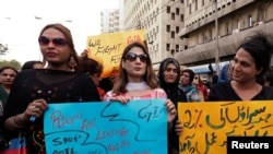 شماری از افراد تراجنسیتی هنگام راهپیمایی برای تامین حقوق شان در شهر کراچی پاکستان (تصویر از آرشیف صدای امریکا) 