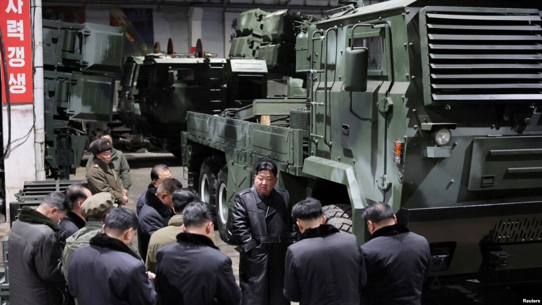 En esta imagen, distribuida el 10 de enero de 2024 por el gobierno de Corea del Norte, el líder norcoreano, Kim Jong Un, visita una fábrica de municiones. 