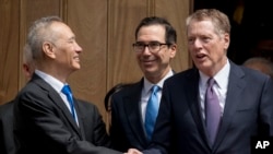 美国财政部长姆努钦(中间)和美国贸易代表莱特希泽(右)在离开美国贸易代表办公室时与中国副总理刘鹤(左)交谈。(2019年5月10日）