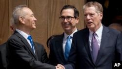 Wakil PM China Liu He (kiri), Menkeu AS Steve Mnuchin, dan Wakil Perdagangan AS Robert Lighthizer dalam pembicaraan dagang di Washington DC, Jumat (10/5).