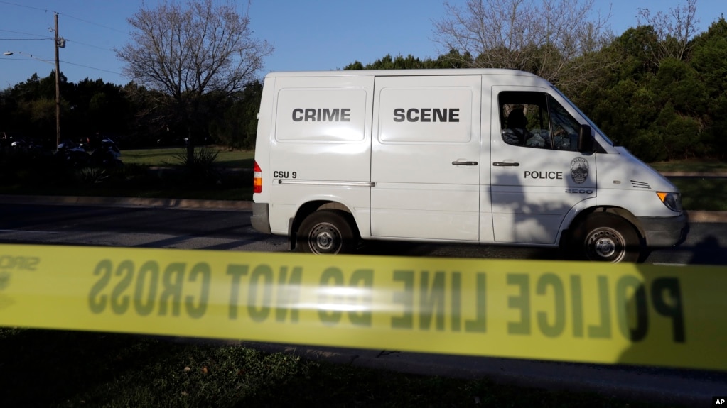 Una camioneta de la divisiÃ³n de crimen de la PolicÃ­a llega al sitio de la mortal explosiÃ³n del domingo, 18 de marzo, de 2018, en Austin, Texas.