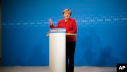 2016年11月20日，德国总理默克尔在记者招待会上宣布，她决定参加明年的大选，争取第三次连任。
