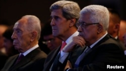 U.S. Secretary of State John Kerry (C) is joined by Israeli President Shimon Peres (L) and Palestinian President Mahmoud Abbas at the World Economic Forum on the Middle East and North Africa, May 26, 2013.
