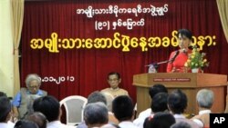 ຜູ້ນໍາປະຊາທິປະໄຕໃນມຽນມາ ທ່ານນາງອອງຊານ ຊູຈີ ກ່າວ ຄໍາປາໃສ ໃນໂອກາດສະຫລອງວັນຊາດມຽນມາ ຄົບຮອບ 91 ປີ ທີ່ສໍານັກງານໃຫຍ່ຂອງພັກສັນນິບາດແຫ່ງຊາດເພື່ອປະຊາທິປະໄຕມຽນມາ ຫລື NLD ຂອງ
ທ່ານນາງໃນວັນອາທິດ ທີ 20 ພະຈິກ ທີ່ຜ່ານມານີ້ ທີ່ນະຄອນຢາງກຸ້ງ (AP Photo/Khin Maung Win)
