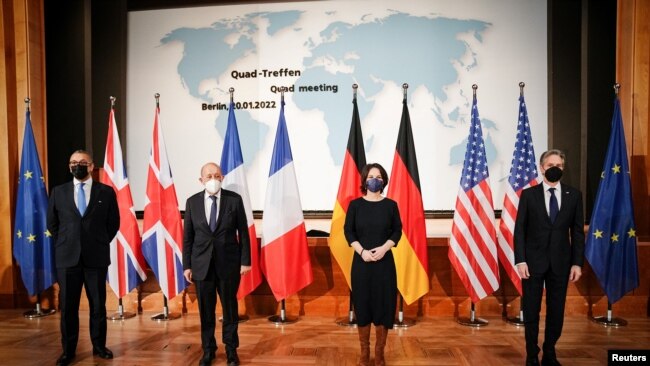 Ministri britanik James Cleverly, ministri francez Jean-Yves Le Drian, ministrja gjermane Annalena Baerbock dhe Sekretari amerikan i Shtetit Antony Blinken (20 janar 2022)