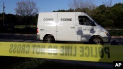 Horas después de la última explosión, la policía envió un escuadrón de explosivos a una instalación de FedEx fuera del aeropuerto de Austin para verificar un paquete sospechoso que se informó poco antes del amanecer.