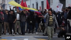 Manifestantes marchan por el centro de Quito durante una protesta antigubernamental, en Quito, Ecuador, el viernes 15 de noviembre de 2024. AP