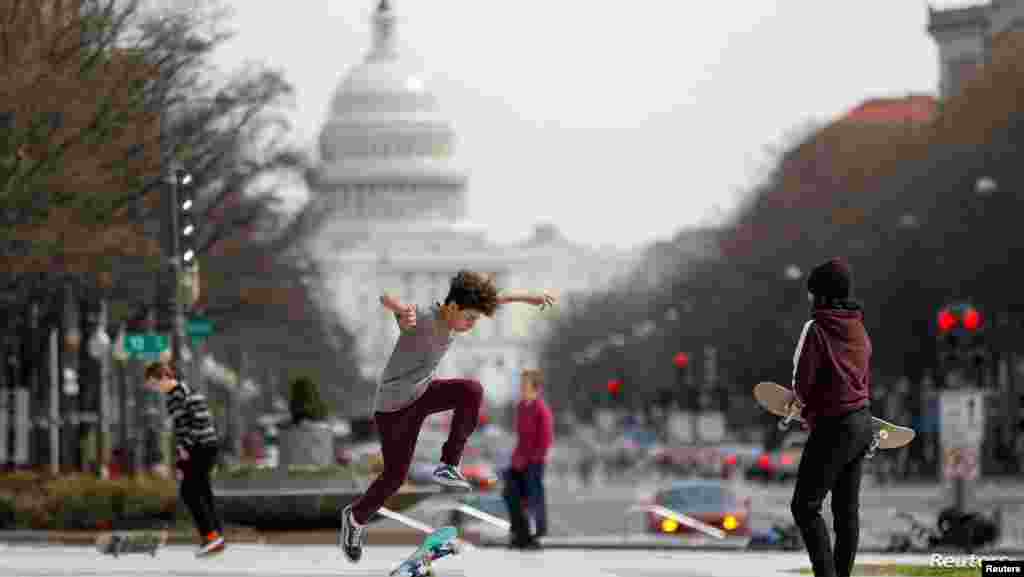 도널드 트럼프 미국 대통령이 신종 코로나바이러스 감염증(COVID-19) 확산 대응으로 국가비상사태를 내린 가운데 워싱턴 DC 의사당을 배경으로 아이들이 스케이트 보드를 타고 있다.