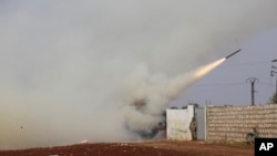 지난달 14일 터키 군인들이 이들리브의 시리아 정부군 점령지를 향해 미사일을 발사했다.