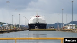 资料照片：悬挂巴拿马旗帜的液化天然气运输船以满负荷方式驶过巴拿马运河的可可利船闸。(2026年3月24日)