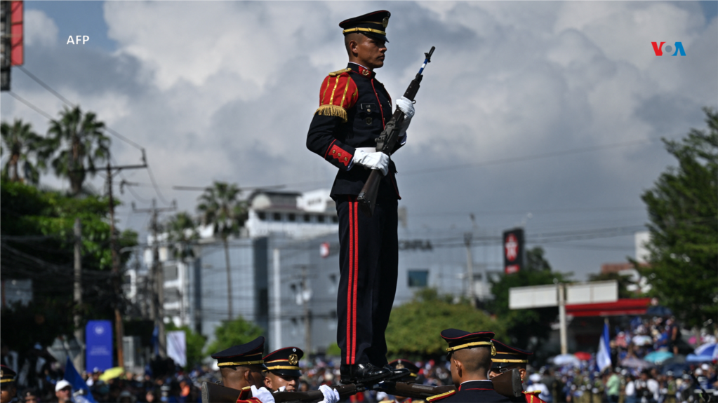 Los cadetes de la escuela militar salvadoreña realizan una acrobacia, mientras participan en el desfile militar como parte de la celebración de la independencia de El Salvador, en San Salvador.