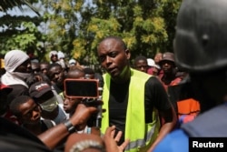 Ezechiel Alexandre, presunto líder de la pandilla Baz Pilat, habla con miembros de los medios de comunicación en el barrio Carrefour Feuilles, que quedó desierto debido a la violencia de las pandillas, en Puerto Príncipe, Haití, el 19 de marzo de 2024.