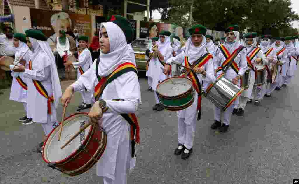 اجرا و رژه یک گروه مارش دختران در جشن‌های روز استقلال پاکستان، در کراچی، پاکستان