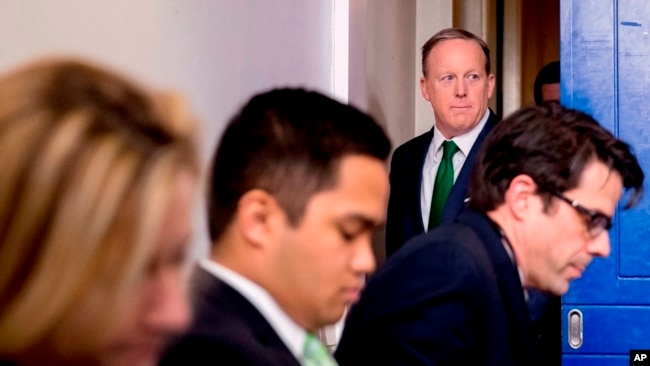 El secretario de prensa de la Casa Blanca, Sean Spicer, llega a la rueda de prensa diaria en la Casa Blanca en Washington, el jueves 16 de marzo de 2017.