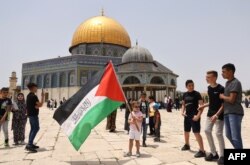 Jemaah Muslim Palestina berkumpul untuk salat di kompleks masjid al-Aqsa Yerusalem, situs tersuci ketiga Islam, pada 21 Mei 2021. (Foto: AFP)