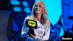 Carrie Underwood accepts the award for collaborative Video of the Year for Miranda Lambert's "Somethin' Bad" during the 2015 CMT Awards in Nashville, Tennessee, June 10, 2015.