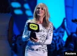 Carrie Underwood accepts the award for collaborative video of the year for Miranda Lambert's "Somethin' Bad" during the 2015 CMT Awards in Nashville, Tennessee, June 10, 2015.