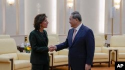 美国商务部长吉娜·雷蒙多（Gina Raimondo）2023年8月29日在北京与中国国务院总理李强会晤。（美联社）