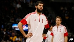 Nikola Mirotic des Chicago Bulls, Denver, Colorado, le 25 novembre 2014.