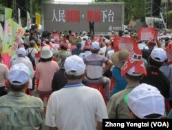 台灣立法院外的民進黨支持群眾集會(美國之音張永泰拍攝)