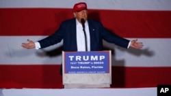 Mgombea urais wa Republican, Donald Trump akizungumza kwenye mkutano wa kampeni huko Boca Raton, Florida, March 13, 2016.